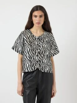 YASZEMA TOP MET KORTE MOUWEN