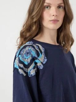 YASBLUGA MET DECORATIE SWEATSHIRT -YAS Kleding Winkel 26039247 NavyBlazer 1231919 006